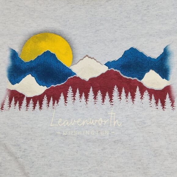 🩵NWT Cream Leavenworth Washington Mountain Scene Short Sleeve Top Large - Picture 5 of 9
